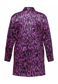 Blusa viola con stampa animale nera, dotata di colletto e maniche lunghe. Realizzata in tessuto morbido con una leggera finitura lucida.