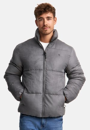 Chaqueta acolchada gris con un cuello alto y cierre de cremallera, que presenta una textura suave, costuras horizontales y bolsillos laterales.