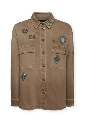 Bruin denim shirt met lange mouwen, twee voorzakken en decoratieve versieringen, inclusief geprikte patronen op de kraag en het lichaam.