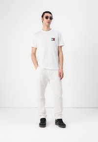 Tommy Jeans FLAG GRAPH - Apdrukāts T-krekls - ecru