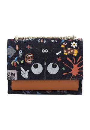 Piccola borsa con patta in tessuto scuro con occhi da cartone animato, mano che indica, cane con osso e simboli colorati, oltre a una base in pelle marrone.