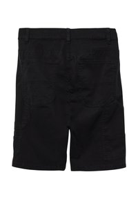 Pantalones cortos de carga negros con un corte clásico, que cuentan con dos bolsillos traseros, bolsillos laterales y detalles de costura visibles. Fabricados con un tejido duradero.