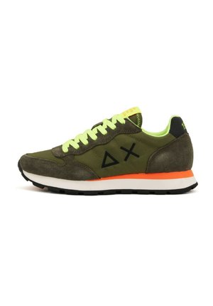 Baskets vert olive en daim et tissu, avec des lacets jaune fluo, un talon noir, des accents orange et une semelle intermédiaire blanche.