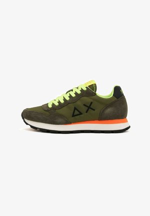 Sneaker verde oliva realizzato in suede e tessuto, con lacci giallo fluo, tacco nero, dettagli arancioni e una suola bianca.