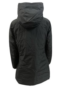 Zwarte waterdichte jas met capuchon, voorzien van een gladde textuur, gestroomlijnd ontwerp en subtiele stiksel details. Achteraanzicht getoond.