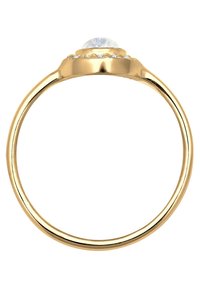 Goldring mit einem glatten Band, einem runden Mondstein in der Mitte und kleinen Akzenten aus funkelnden Steinen um die Fassung.