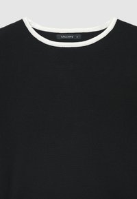 Schwarzes Strick-T-Shirt mit weißem, geripptem Rundhalsausschnitt, versehen mit einem Etikett mit der Aufschrift "CALLIOPE" und der Größe "S". Glatte Textur, schlichtes Design.
