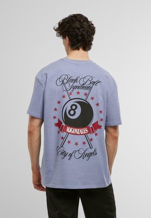 Lyseblå t-shirt med grafisk design på ryggen: sort 8-bold med røde accenter, teksten "Black Ball Syndicate," stjerner og "City of Angels."}}}