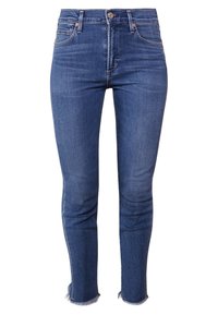 Jeans skiny de mezclilla azul con cintura alta, que cuentan con cierre de botón, cinco bolsillos y dobladillos deshilachados en los tobillos.