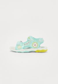 Himmelblaue Sandalen mit floralen Verzierungen, verstellbaren Riemen und einer weißen Sohle mit gelben Akzenten; aus weichen, flexiblen Materialien gefertigt.