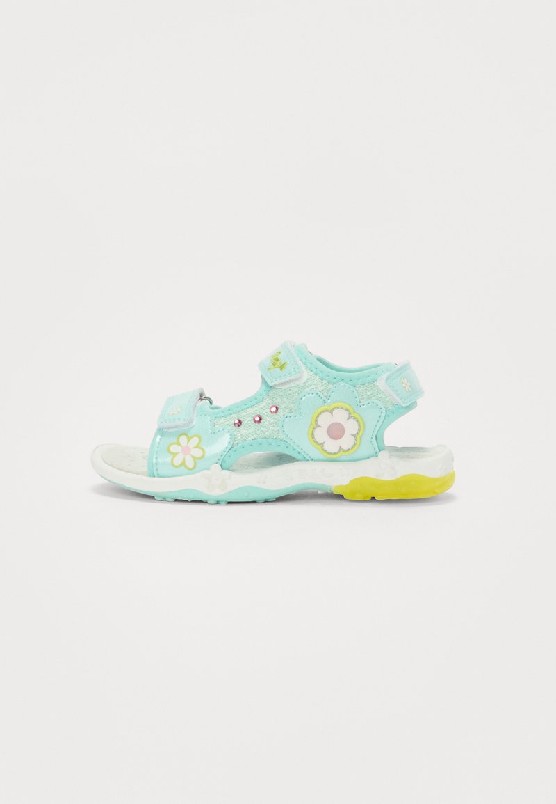 Himmelblaue Sandalen mit floralen Verzierungen, verstellbaren Riemen und einer weißen Sohle mit gelben Akzenten; aus weichen, flexiblen Materialien gefertigt.
