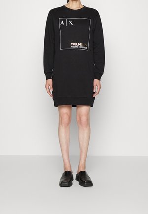 Černé šaty s dlouhými rukávy a unikátním grafickým potiskem, na kterém je bílé a metalické texty "A|X" a "YOU.ME.S.", žebrované manžety a spodní lem.