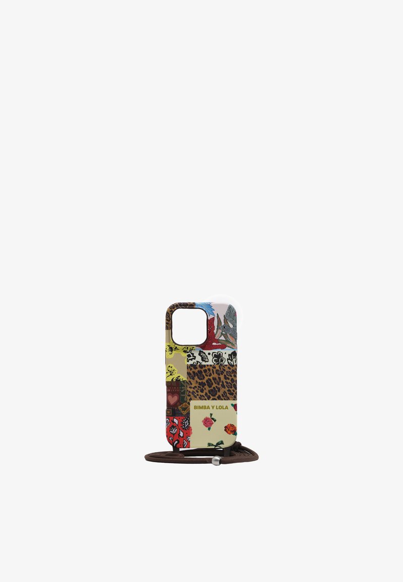 Funda de teléfono inteligente con un diseño de patchwork que incluye estampados de animales y patrones florales, principalmente en amarillo, marrón y rojo. Incluye una correa marrón.