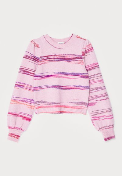 Háčkovaný sveter v svetloružovej farbe s horizontálnymi pruhmi v purpurovej, oranžovej a červenej. Má dlhé, nafúknuté rukávy a okrúhly výstrih.