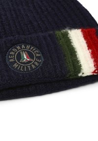 Berretto lavorato a maglia di colore blu scuro con finitura testurizzata, dotato di un logo ricamato circolare e un accento con la bandiera italiana multicolore.