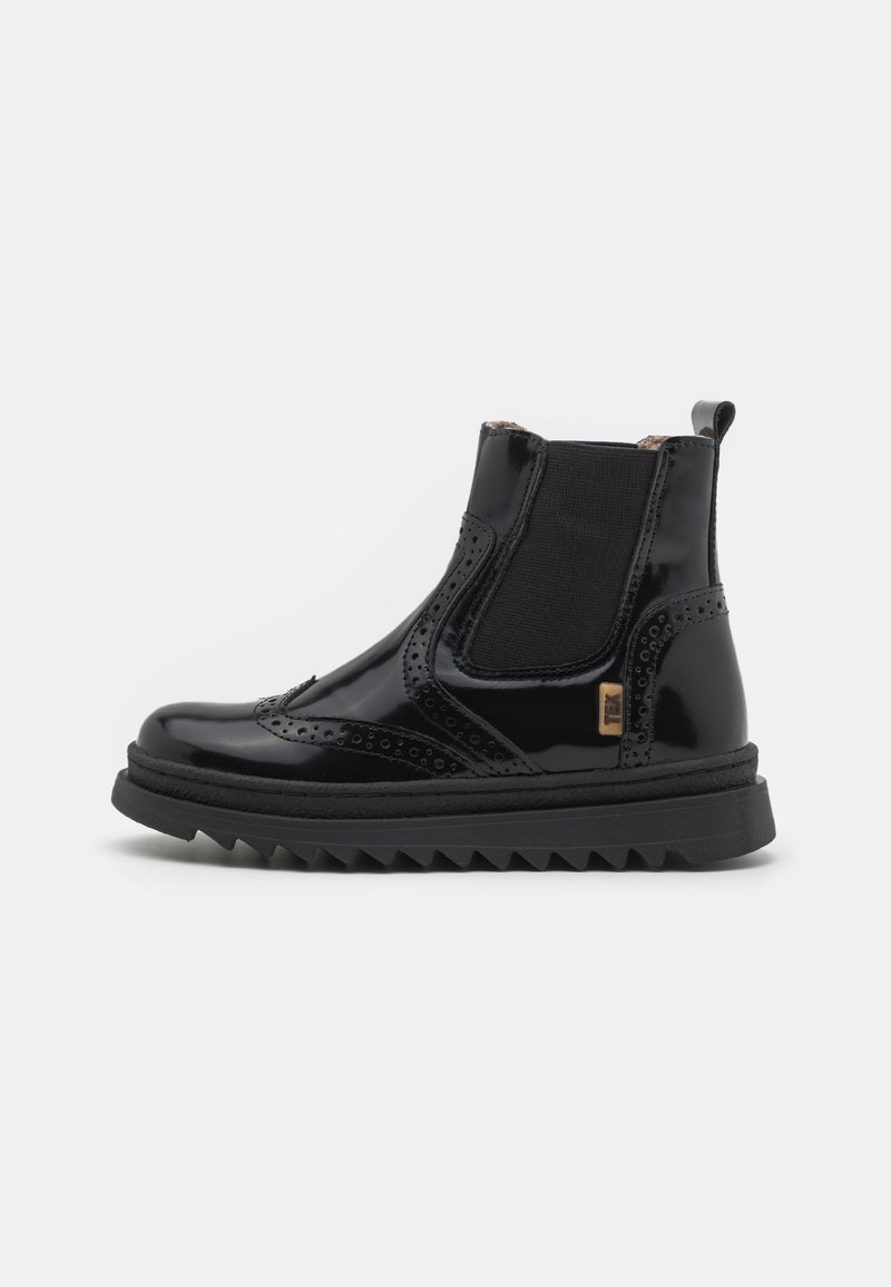 Botine negre din piele lacuită, cu panouri elastice laterale, detalii brogue și o talpă din cauciuc texturată cu un model în zigzag.