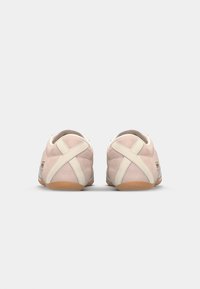 adidas Originals TOKYO UNISEX - Sporta apavi - quartz/off white