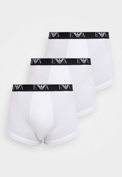 Τρία ζευγάρια λευκά βαμβακερά εσώρουχα με μαύρη ελαστική μέση που φέρει μοτίβο λογότυπου. Λεία υφή και κλασικός σχεδιασμός μποξεράκι.