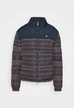 Veste matelassée pour homme avec empiècement bleu marine, fermeture éclair intégrale à l'avant, poignets élastiques, corps imprimé en noir, blanc et rouge, et petit logo oiseau jaune sur la poitrine.