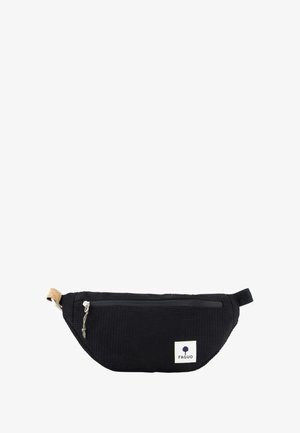 Zwarte katoenen heuptas met een gestructureerd oppervlak, ritsluiting, kurken accent en een logo patch. Compacte, gebogen vorm met een verstelbare schouderband.