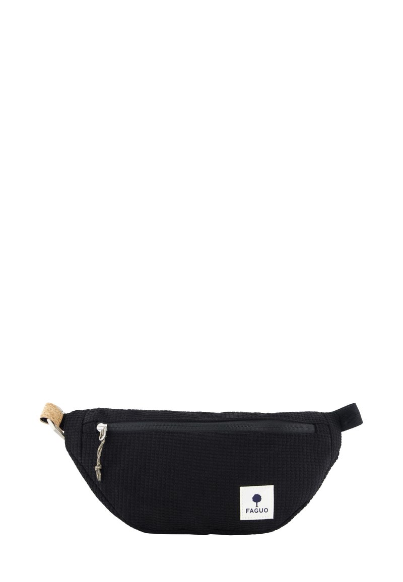 Riñonera de algodón negra con superficie texturizada, cierre de cremallera, acento de corcho y una parche con logo. Forma compacta y curva con correa ajustable.