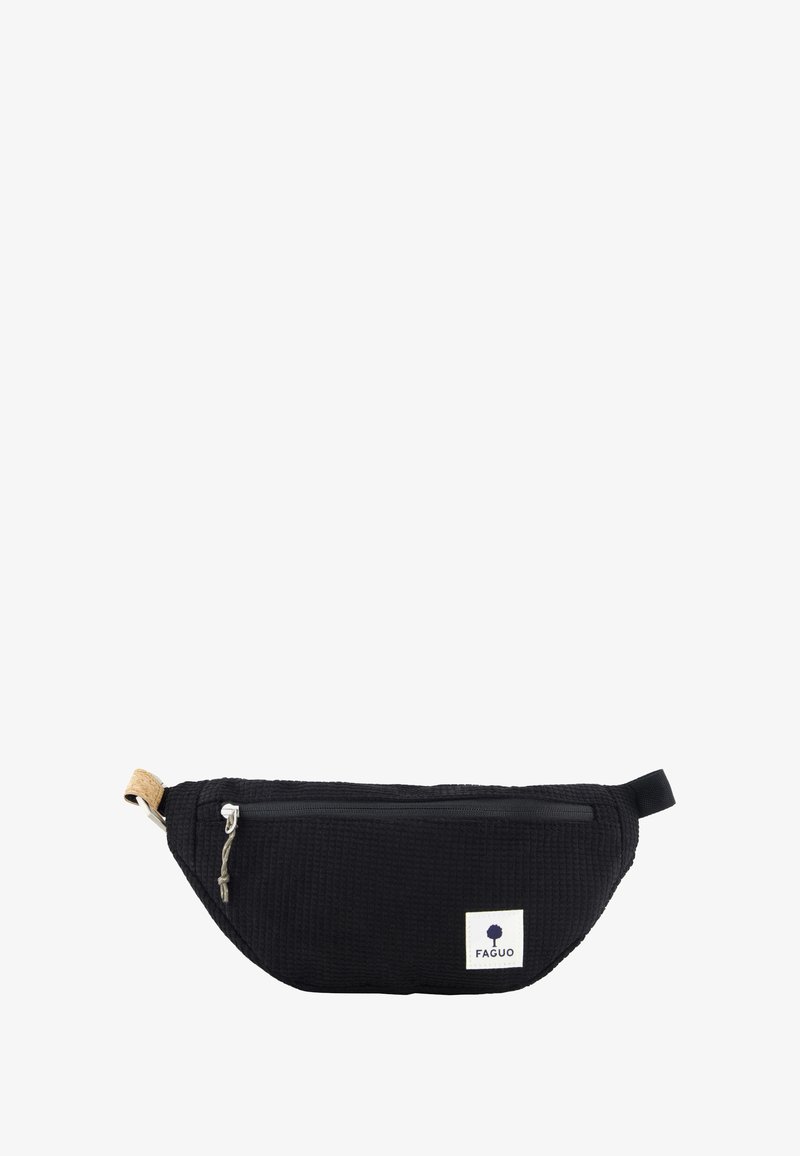 Riñonera de algodón negra con superficie texturizada, cierre de cremallera, acento de corcho y una parche con logo. Forma compacta y curva con correa ajustable.