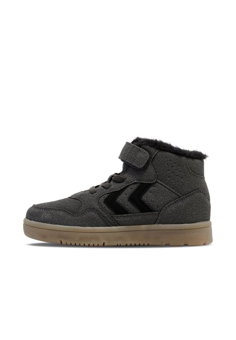 Hochschuh aus dunkelgrauem Stoff mit strukturierter Oberfläche, schwarzen Akzenten, Klettverschluss und Gummisohle. Verfügt über einen gepolsterten Schaft für zusätzlichen Komfort.