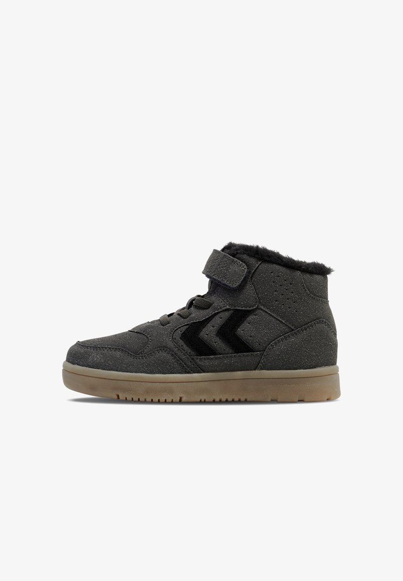 Hochschuh aus dunkelgrauem Stoff mit strukturierter Oberfläche, schwarzen Akzenten, Klettverschluss und Gummisohle. Verfügt über einen gepolsterten Schaft für zusätzlichen Komfort.