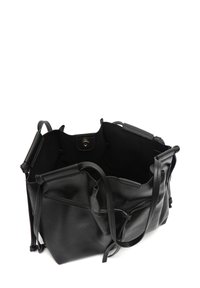 Juoda odinė rankinė su minkšta tekstūra, atviru viršumi, reguliuojamomis petnešomis ir spaudžiamu užsegimu. Viduje yra kišenės patogiam daiktų tvarkymui.