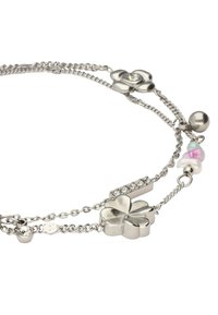 Bracciale a catena d'argento con ciondoli a forma di fiore, una decorazione con strass e perline colorate. Superfici metalliche lisce con dettagli intricati.