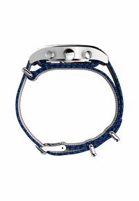 Zilveren roestvrijstalen horloge met een blauw geruit stoffen band en witte accenten; beschikt over twee drukknoppen en een gestructureerde bezel.