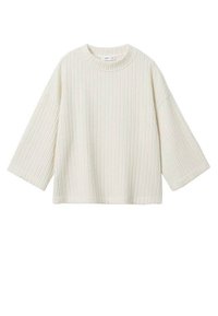 Sweter w kremowym kolorze o fakturowanym wzorze, z szerokimi rękawami trzy czwarte oraz okrągłym dekoltem. Wykonany z miękkiego materiału, ma luźny krój.