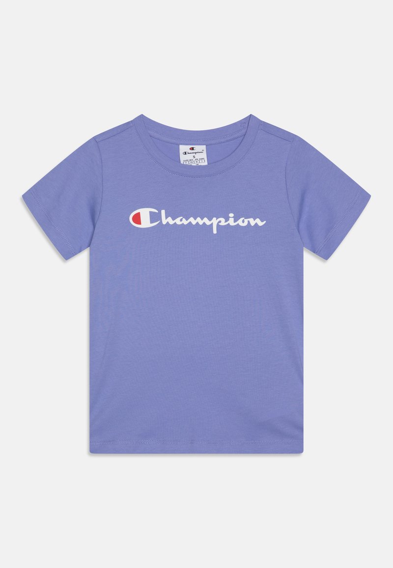 Violeta kokvilnas T-krekls ar īsām piedurknēm. Iekļauts "Champion" logo baltā krāsā ar sarkanu akcentu. Mīksta tekstūra un klasiskā apaļā kakla dizains.