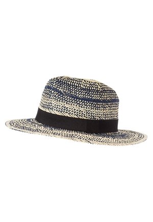 Chapeau fedora en paille tissée avec motif noir et beige naturel, avec un bandeau en tissu noir autour de la base de la calotte.