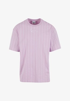 T-shirt lilas à manches courtes avec des rayures verticales blanches et un col rond. Présente un logo signature en cursive sur le devant.