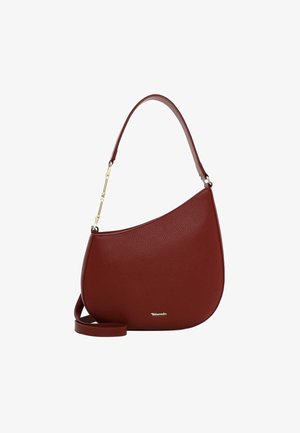 Bolso de cuero rojo con forma curva, superficie texturizada y herrajes en tono dorado. Cuenta con una sola asa de hombro y una correa cruzada desmontable.