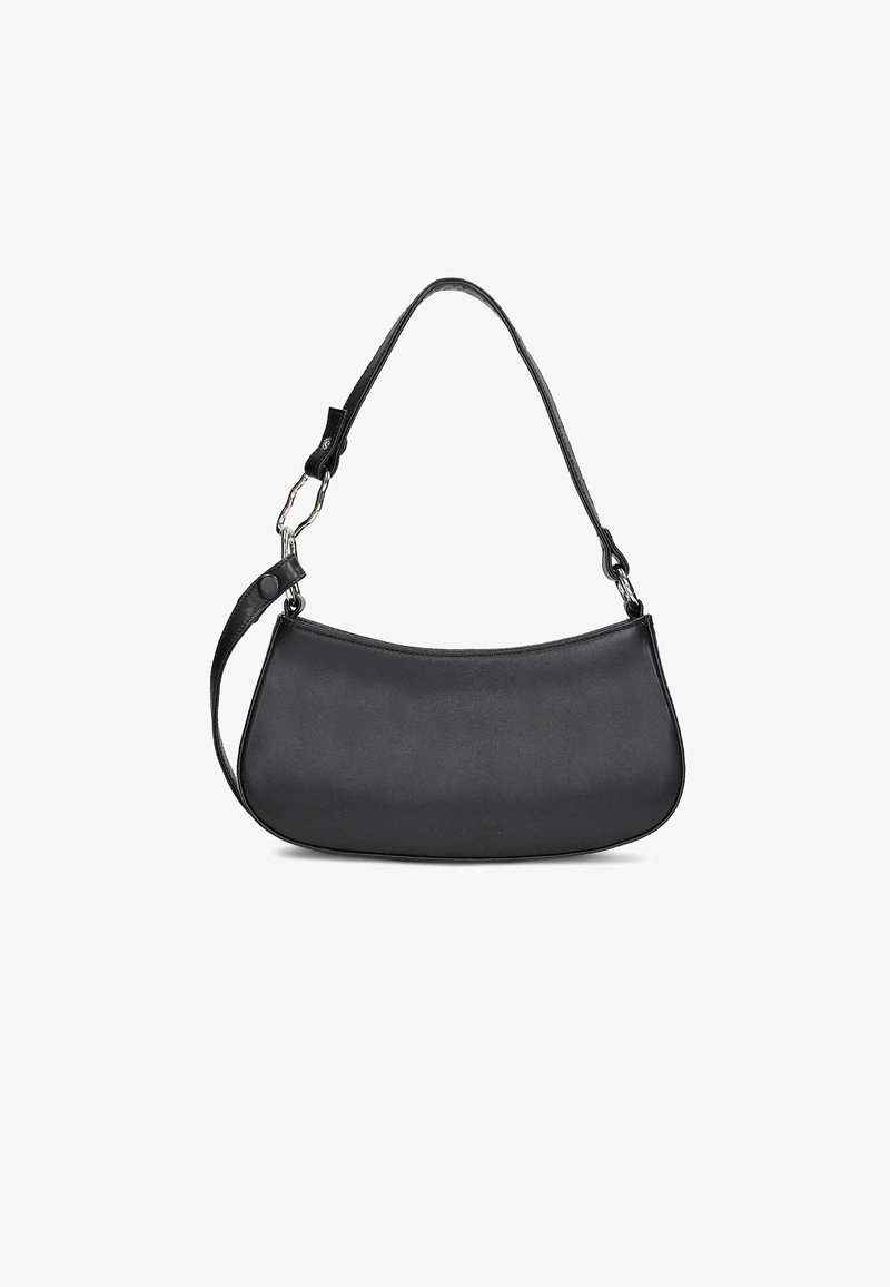 Svart läderaxelväska med en böjd form, slät textur och ett avtagbart band som fästs med metallbeslag. Minimalistisk design.