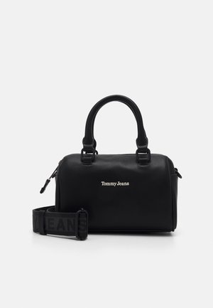 Bolso rectangular negro con dos asas, correa para el hombro desmontable y logo "Tommy Jeans" en el centro frontal.