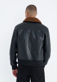 Pier One Μπουφάν από συνθετικό δέρμα - black