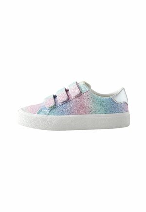 Sneakers pastello glitterati con cinturini in velcro, caratterizzati da sfumature di rosa, blu e lavanda, suola bianca e superficie in gomma testurizzata.