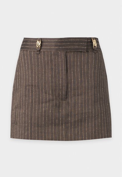 Mini-jupe marron à fines rayures avec des rayures beiges verticales, passants de ceinture et petites boucles dorées décoratives sur un fond clair uni.
