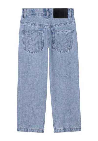 Jeans in denim blu chiaro con taglio dritto, dotati di due tasche posteriori con un design ricamato a forma di "M" e una cintura elastica nera.