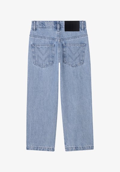 Jean en denim bleu clair avec une coupe droite, comportant deux poches arrière avec un motif brodé en "M" et une ceinture élastique noire.