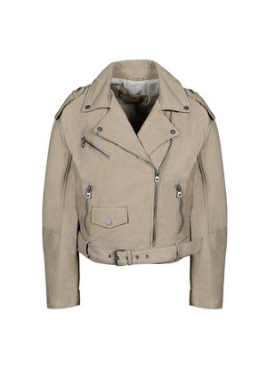 Chaqueta de motorista de piel beige con cuello de solapa, cremalleras, hombreras y un cinturón en la cintura. Textura lisa con un ajuste entallado.
