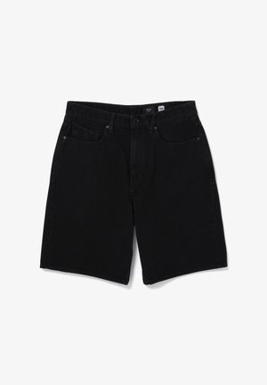 Schwarze Jeans-Shorts mit vorderem Knopf und Reißverschluss, Gürtelschlaufen und fünf Taschen, auf weißem Hintergrund präsentiert.