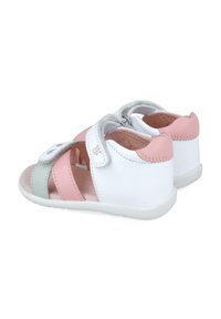 Kindersandalen met een bovenwerk van wit leer, accenten in roze en mintgroen. Klittenbandsluiting, open teen ontwerp en een gestructureerde zool.