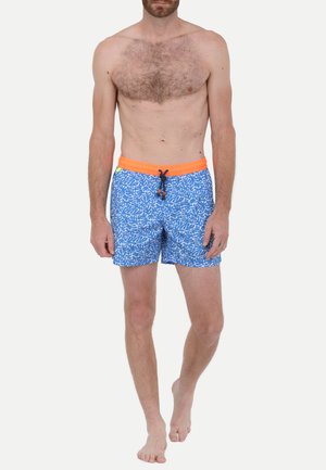 Shorts de bain bleus avec un motif de feuilles blanches, ceinture orange et cordon noir. Le matériau est un tissu léger, conçu pour une utilisation dans l'eau.