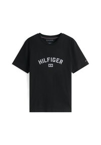 T-shirt en coton noir avec un logo blanc "HILFIGER" en texte courbé. Design classique avec un col rond et des manches courtes. Texture de tissu uni.