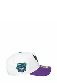 Weißer Baseballcap mit einem lila Schirm. Auf der Seite befindet sich ein gesticktes Chicago Bulls-Logo und "EST 1986". Hergestellt aus Stoff.