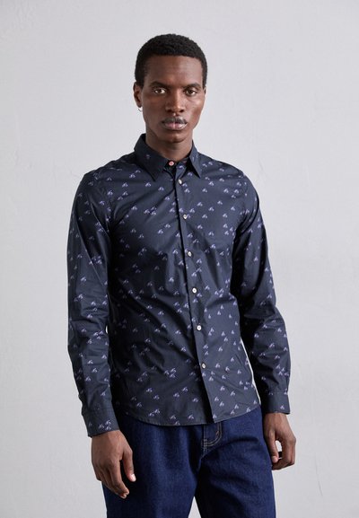 Donkerblauwe button-up shirt met een subtiel fietspatroon, lange mouwen en een klassieke kraag. De stof lijkt soepel en lichtgewicht te zijn.